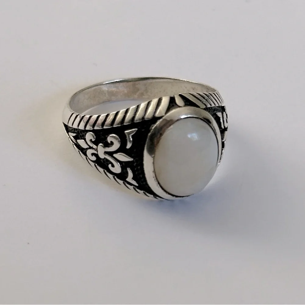 925 Silver fleur de lis green stone ring size 9.5